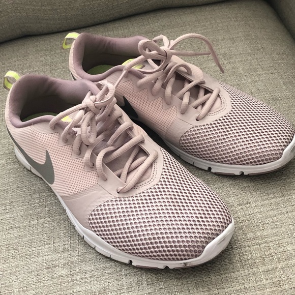 light pink nike women's sneakers